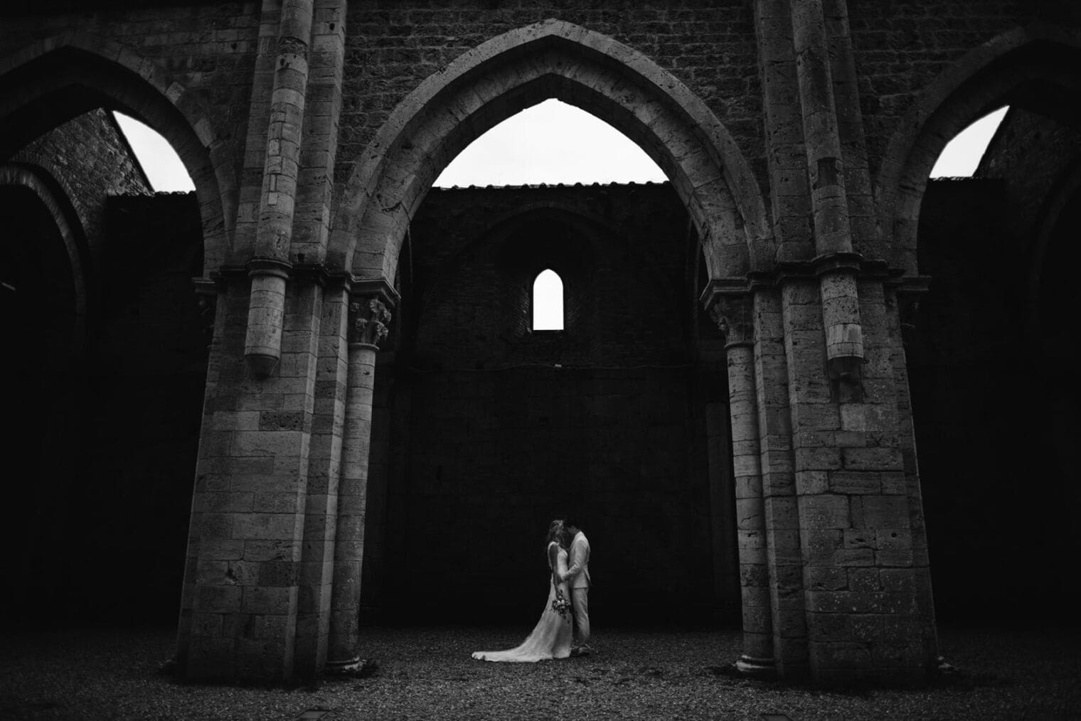 tuscany wedding in san galgano abbey
