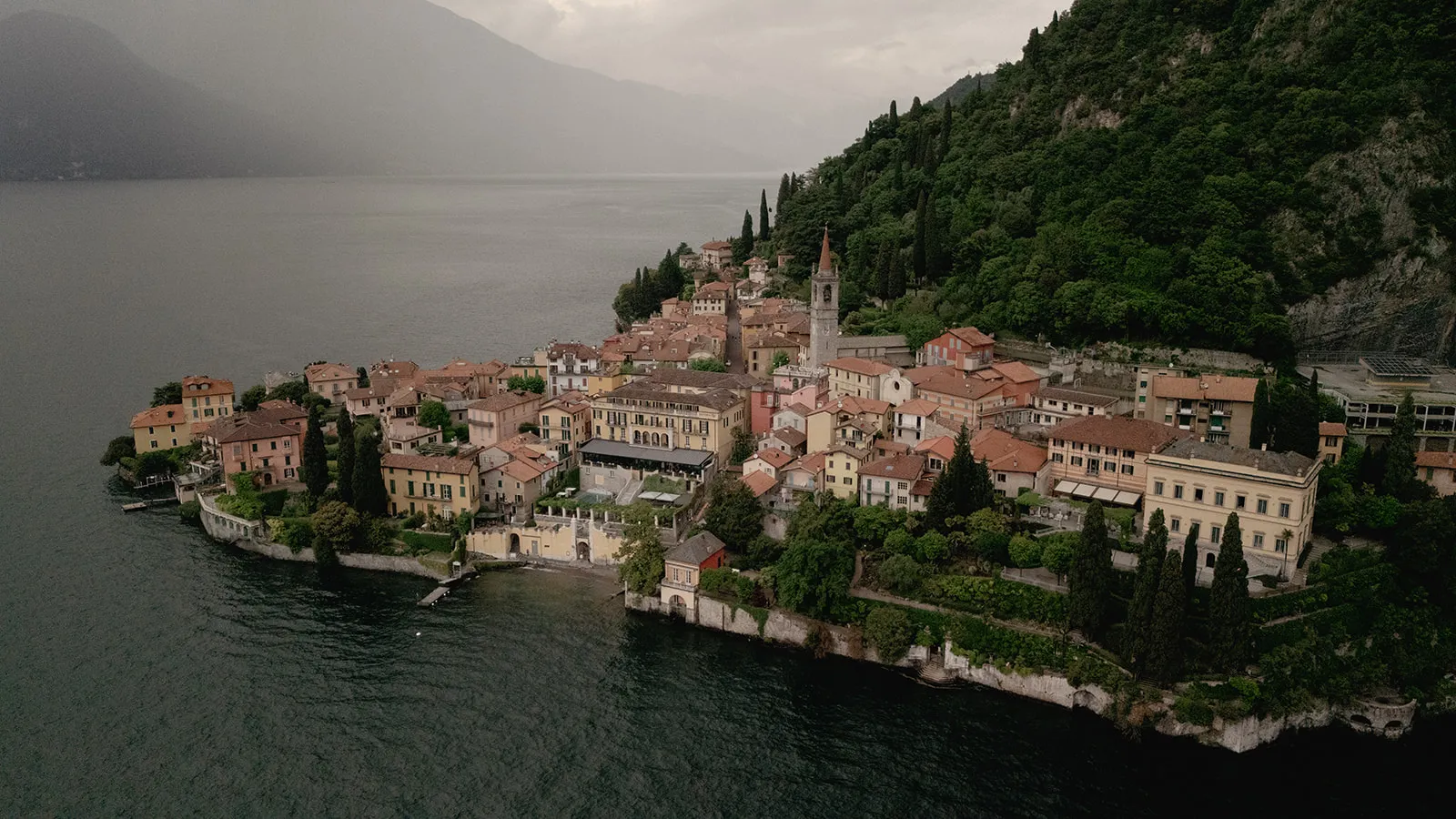 Panoramic view of Varenna and Villa Cipressi by wedding photographer Lake Como